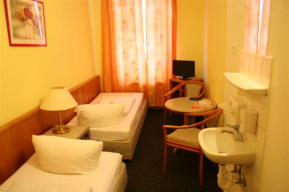 Hotel-Pension Adamshof Berlin Exterior photo
